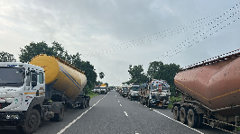 A private bus traveling from Bhubaneswar to Kolkata crashed into the back of a coal-laden truck near Junbalda late last night, resulting in critical injuries for at least 30 passengers.