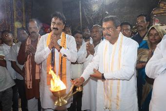 Union Minister Pradhan visits homeland: Pays obeisance to Maa Hingula in Talcher 