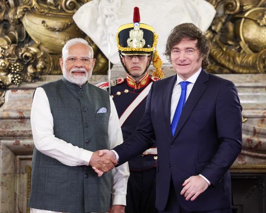PM Modi meets President of Argentina Javier Milei,  invites him to India