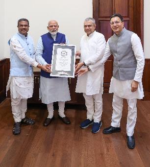 Union Ministers Pradhan & Vaishnaw present Guinness World Record Certificate for ‘Pariksha Pe Charcha’ to PM