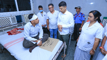 VK Pandian meets Jajpur bus mishap victims at Cuttack’s SCB Hospital