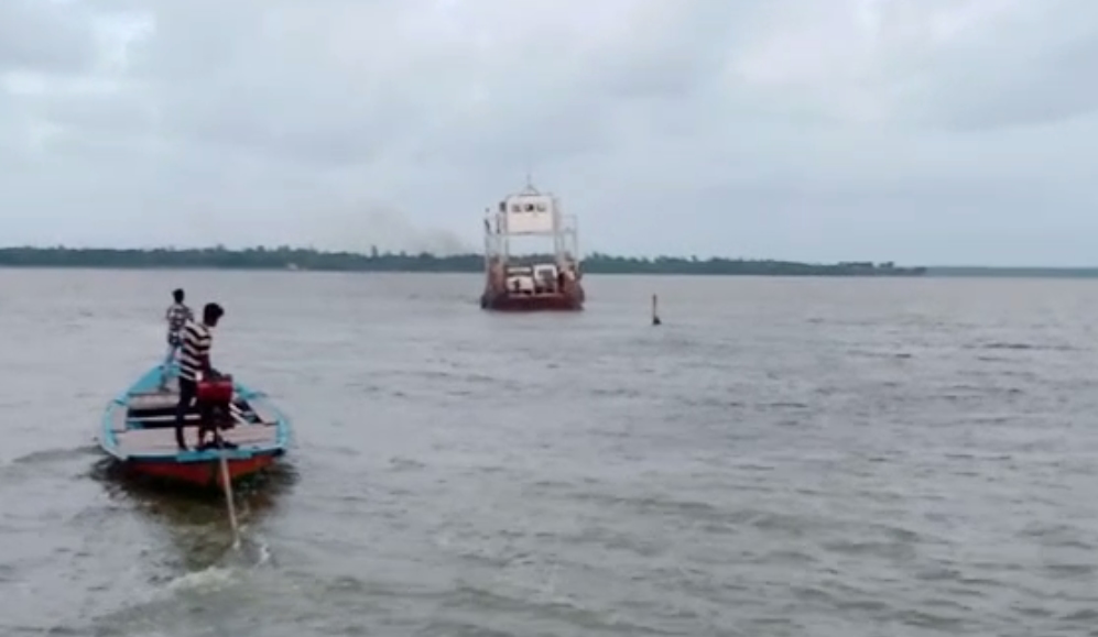 Floating bridge vessel stuck in Chilika Lake:Over 100 passengers ...