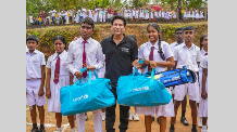 Sachin with Sri Lankan kids