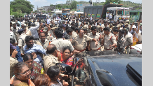 Naidu supporters resist cops