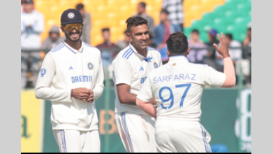 Ravichandran Ashwin with Team
