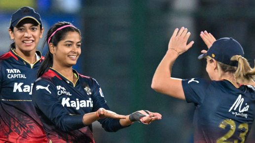 Smriti with Shreyanka and Sophie Molineux