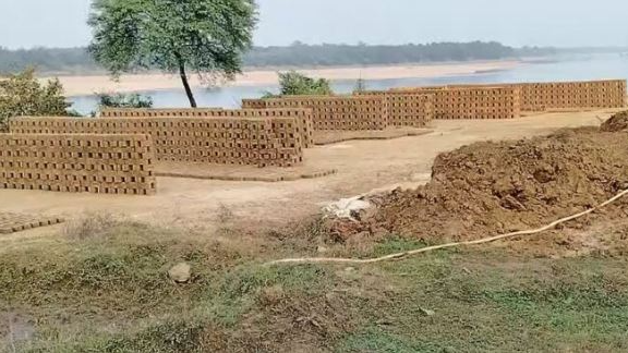 Four laborers including a 7-year-old boy died due to asphyxiation at a brick kiln near the Kamalang area under Kantabania police limits in Dhenkanal district.