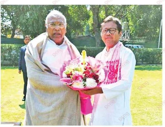 The mortal remains of prominent literary figure and former president of Odisha Sahitya Akademi Satakadi Hota consigned to flames with full state honour at Swargadwara in Puri