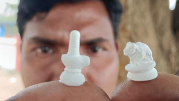 On the occasion of Mahashivratri, artist L Eswar Rao from Jatni has shown his newest masterpiece—a miniature Shivling accompanied by a Nandi Bull.