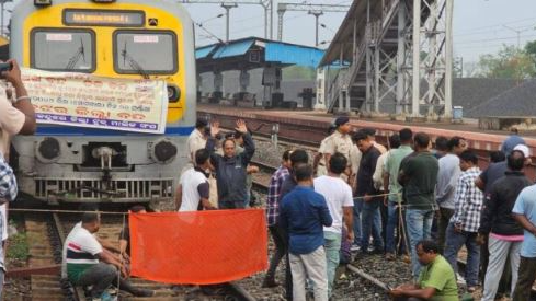 The Truck Owners’ Association in Odisha’s Keonjhar has observed a 24-hour bandh in protest against the railway project linking Gandhamardan B Mines managed by the OMC.