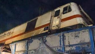  At least two people lost their lives after being struck by the Puri-Howrah Express near the Bahanaga-Dandaharipur railway gate in Balasore.