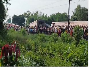 Odisha: 20 injured in bus-truck head-on collision 