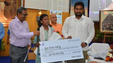 Anita Swain, a remarkable mountaineer from Odisha, has been honoured with a cash reward of Rs2 lakh for her successful ascent of Mount Elbrus, the highest peak in Russia