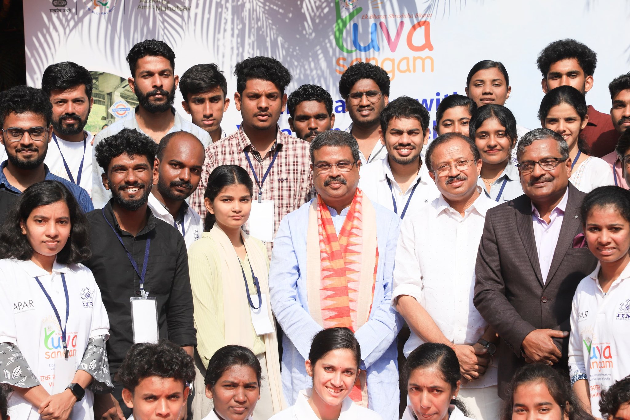 Dharmendra Pradhan with Kerala students