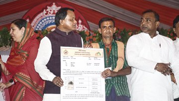 Arriving at the reserved ground in Madikunda around 11 a.m., the Chief Minister proceeded to Tilakpada on the outskirts of Phulbani, where the newly constructed medical college is located. Following the formal inauguration, he addressed a gathering of doctors, nurses, and staff in the college auditorium