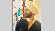 Bollywood star Shahid Kapoor channeled his inner 'Punjabi munda' mode as he sported a turban in a string of new pictures he shared on social media.    