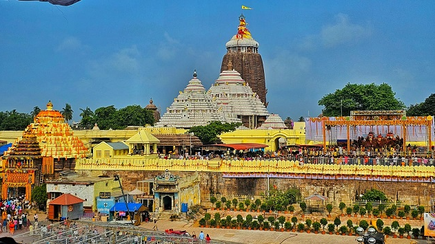 Thousands of devotees thronged the famous Shaivite shrine Dhabaleswar temple here in Odisha's Cuttack district on the occasion of Fourth Monday of holy Kartik month today. 