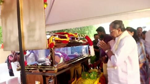 Karnataka Chief Minister Siddaramaiah on Saturday paid his final tribute to the mortal remains of veteran Kannada legendary actress Leelavati at Ravindra Kalakshetra here.