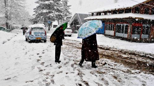  Daringbadi, which is known as the Kashmir of Odisha, experienced its first snowfall of this winter season on Wednesday even as the temperature dropped across the State, giving tourists a feel of snowcapped peaks of Kashmir.