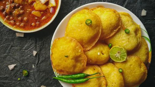 Dhuska, also known as Dhooska or Dushka, is a popular snack in the Indian state of Jharkhand. It is a deep-fried pancake made from rice and lentil batter. 
