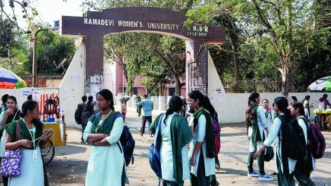  Students at Rama Devi Women’s University in Bhubaneswar took to the streets on Friday to voice their demand for the postponement of upcoming examinations.