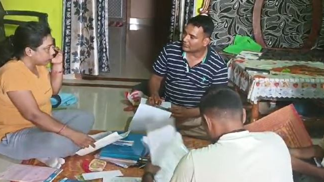 The Odisha vigilance on Monday apprehended the PEO (Panchayat Executive Officer) of Kaniguma panchayat under Th.Rampur block in Kalahandi district for allegedly demanding and accepting bribe from a complainant.