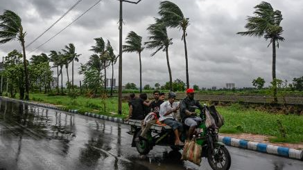 The India Meteorological Department (IMD) regional center has issued a forecast on the formation of a depression over the Bay of Bengal today, with expectations for it to intensify into a cyclonic storm by tomorrow, May 25th.