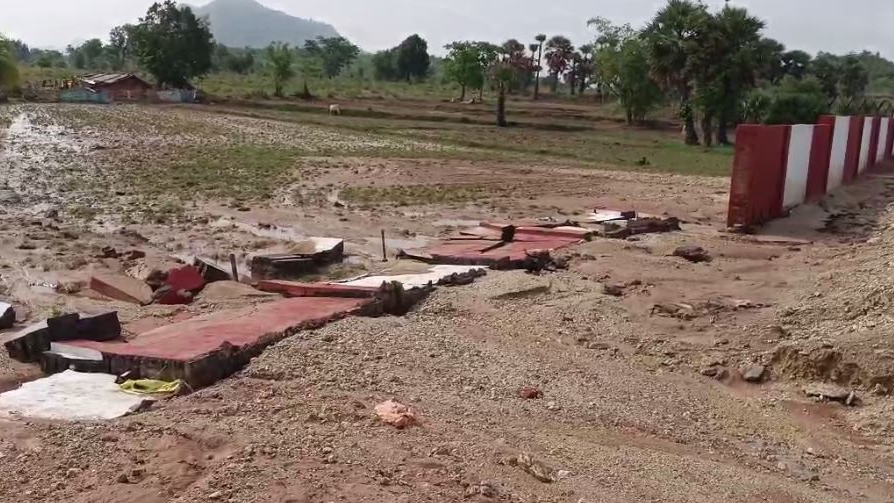  A segment of the boundary wall surrounding Malkangiri airport collapsed under the impact of heavy rainfall. 