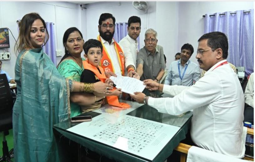 Specially-abled girl presents portraits to PM Narendra Modi and Spanish President during a roadshow in GUJ