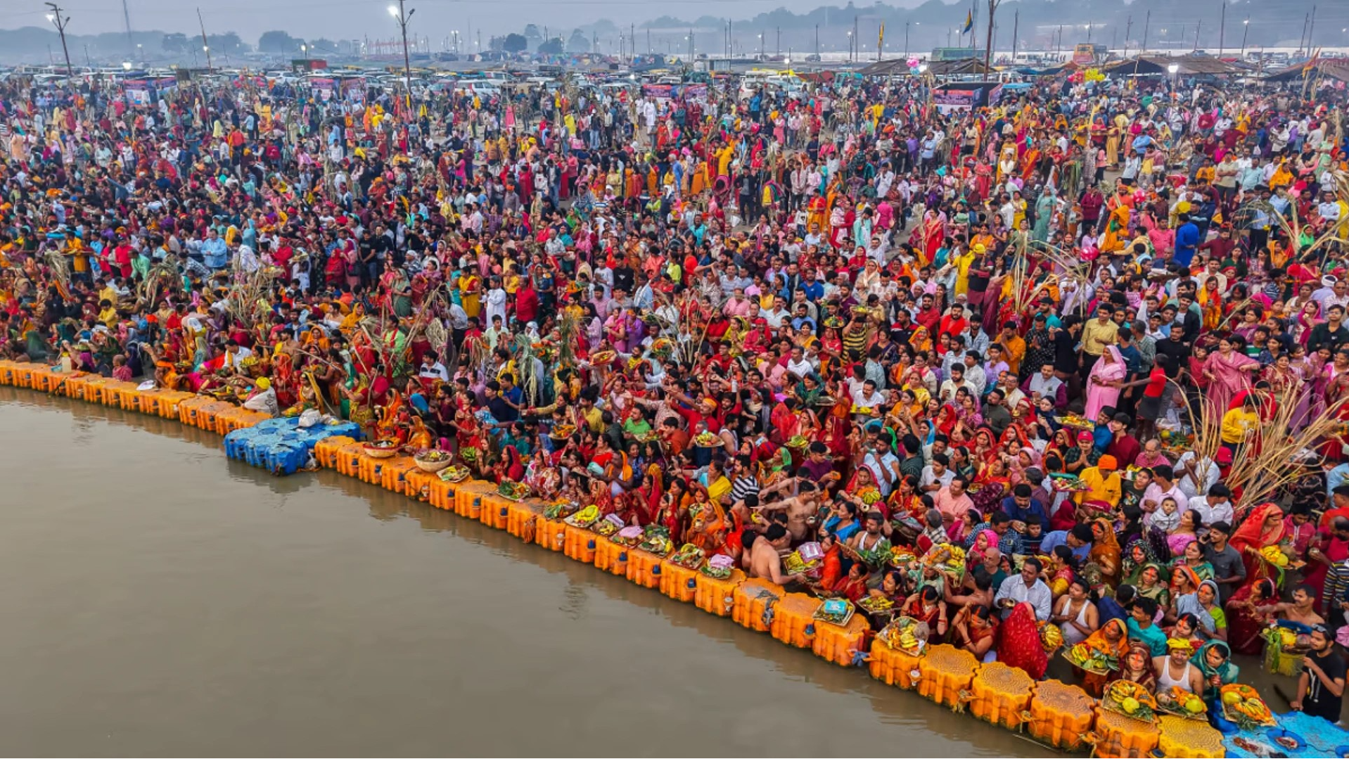 A tragic stampede-like situation at the Mahakumbh has led the Akharas to call off today’s Mauni Amavasya Amrit Snan.