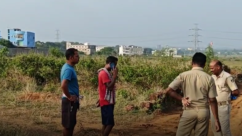 In a shocking incident, the body of an elderly man was found behind a school in Govindpur under Baranga Police limits here. 