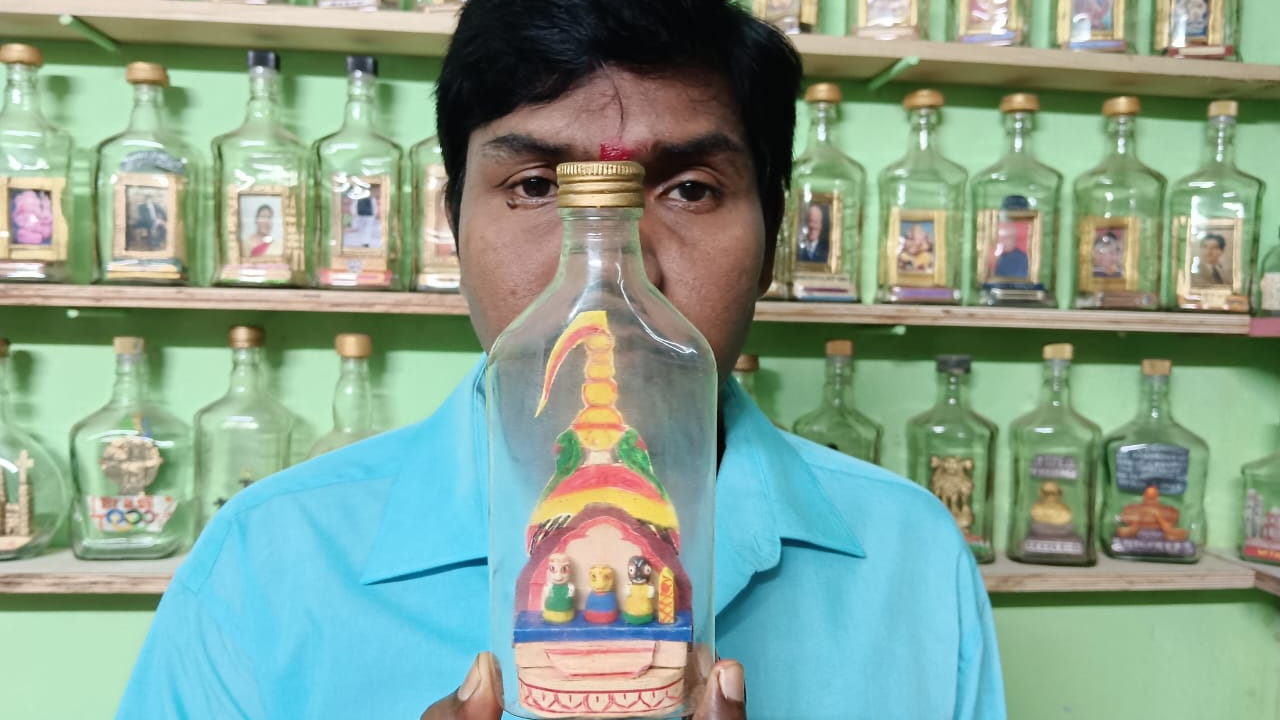  Miniature artist L. Eshwar Rao, known for his intricate and creative artworks, has once again captivated everyone with his latest creation, featuring the Holy Trinity of Lord Jagannath, Lord Balabhadra, and Goddess Subhadra, as well as the Sudarshan, all inside 200 ml bottle.