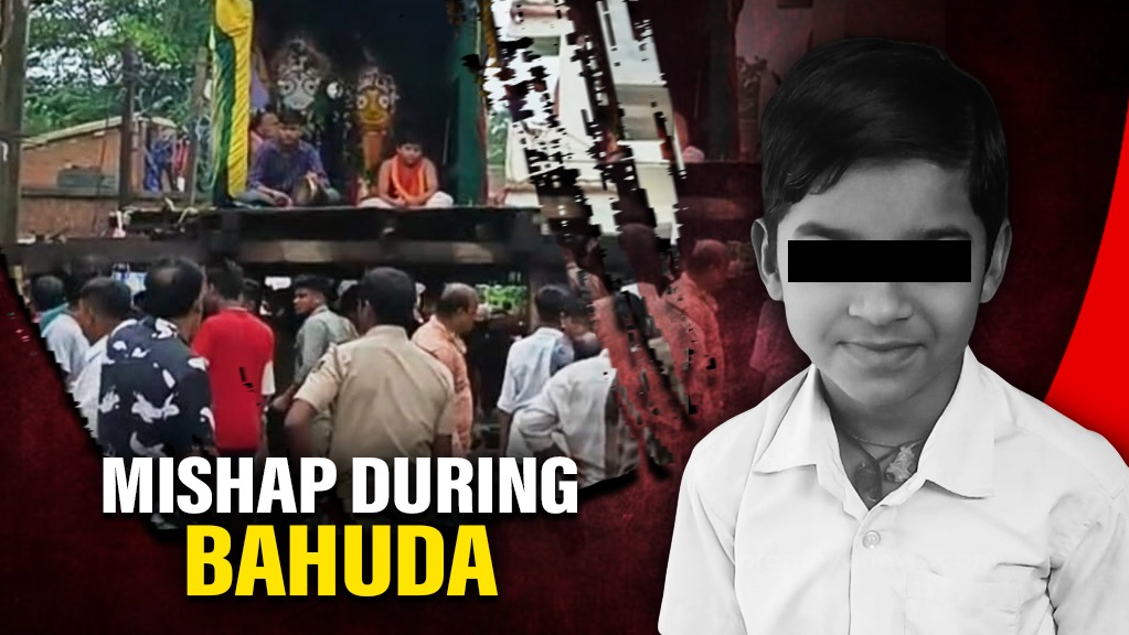  A minor child was killed while three sustained serious injuries after coming under the wheels of chariots during the Bahuda Yatra celebrations in Binka town of Subarnapur district on Sunday.