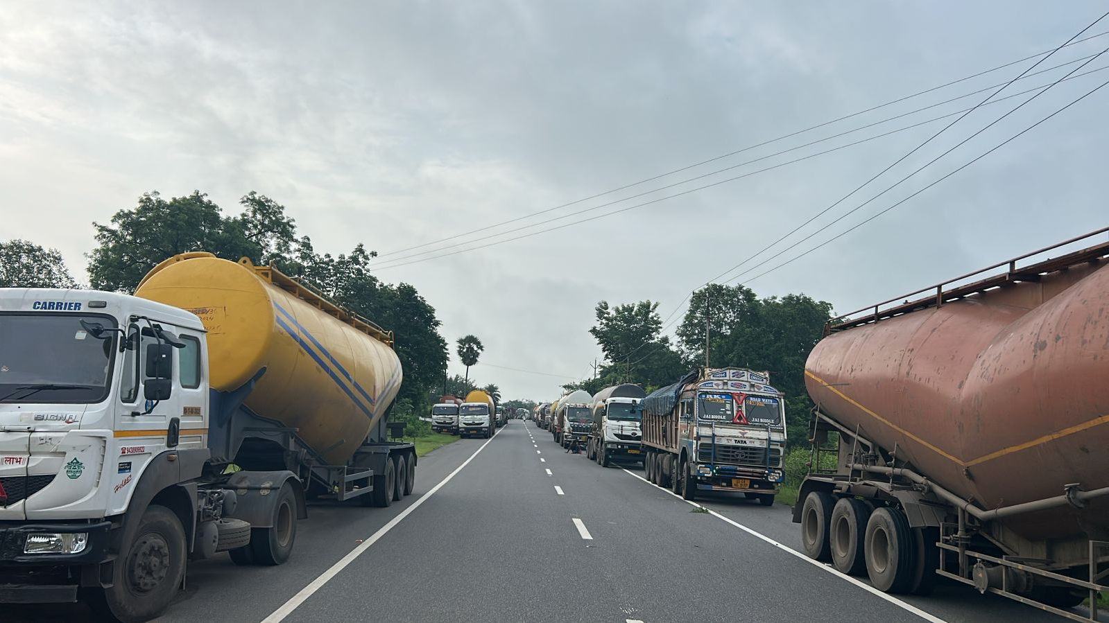 A private bus traveling from Bhubaneswar to Kolkata crashed into the back of a coal-laden truck near Junbalda late last night, resulting in critical injuries for at least 30 passengers.