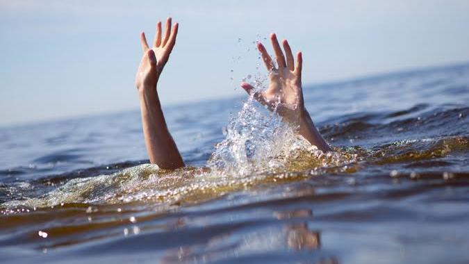 A day out at a popular tourist spot turned tragic for three friends after two of them were swept away by the strong currents of the Ib River while bathing at Ghoghar in Balishankara, under Talasara police station limits in Odisha’s Sundergarh district.