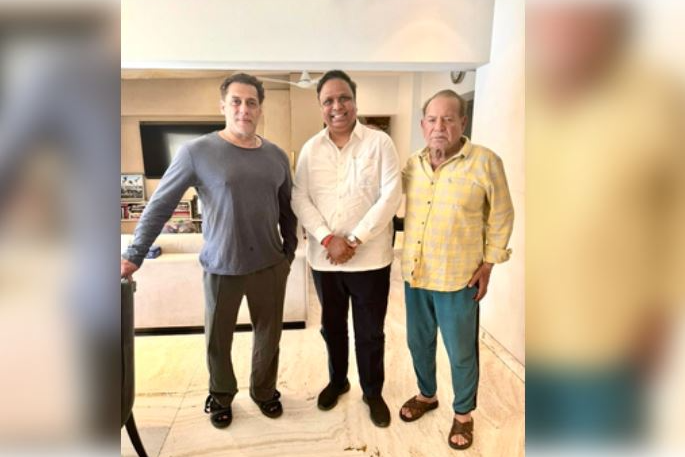 Ashish Shelar relishes Ramadan lunch with Salman’s family