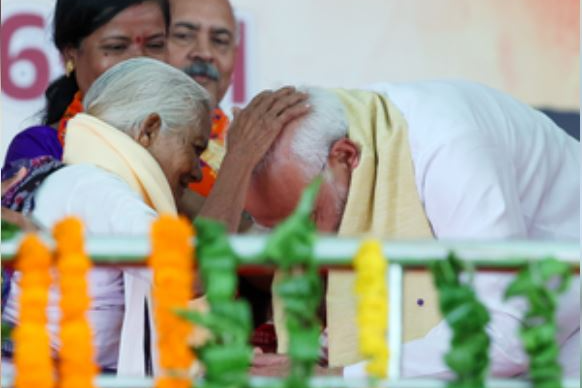 PM Modi bows down to Padma awardee Purnamasi Jani in Odisha 