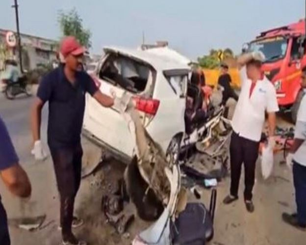 10 construction workers killed as truck rams into tractor in UP