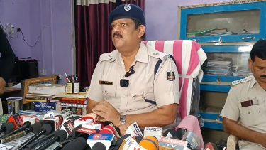 According to the information, the three persons posing as Sundargarh RTO and cops and extorting money from truck drivers on National Highway near Ambapani forest on Odisha-Jharkhand border and Birmitrapur area under Kendumunda of the district