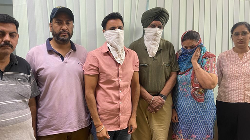 According to the information, following several gold snatching incidents in several areas of the capital city, police conducted a raid and arrested four of the gang. The looters used to wear black jackets and hide the number plates of the bike with black tape
