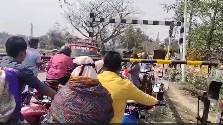  The Jatra troupe, en route from Rairangpur Basangi to Baripada, faced the tragic incident when the driver lost control of the vehicle while navigating a turn at Dwarasuni Ghat