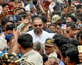  Can't use 2011 ODI WC pics during campaign: ECI to Yusuf Pathan 