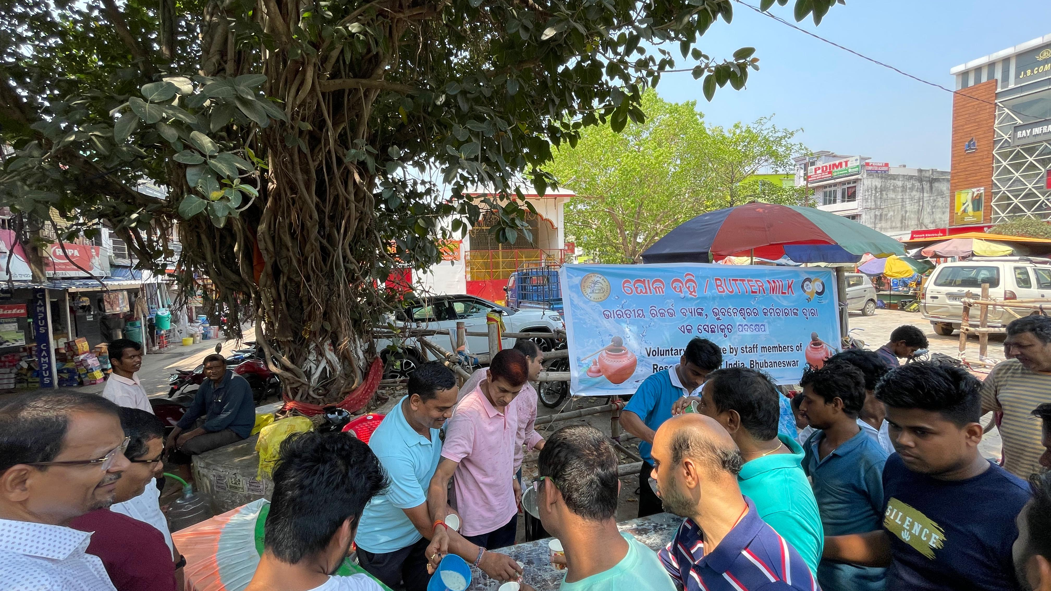 RBI Staff beat the Heat Wave, distributes buttermilk to citizens.