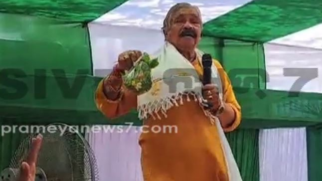 Suresh Routray administers oath of people, asks people with bhogs to vote for his son