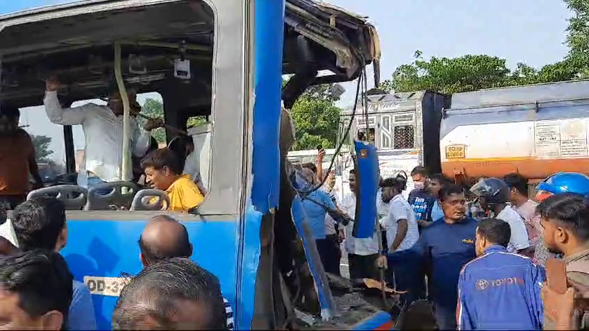 Two trucks hit MoBus in Cuttack, 16 critical