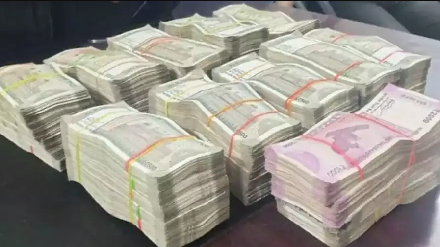 Rs 4.77 lakh cash recovered from car