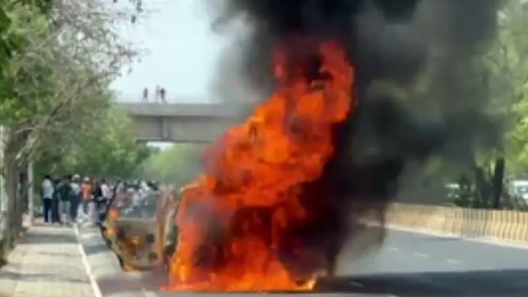 Car with seven people onboard caught fire in Jaipur