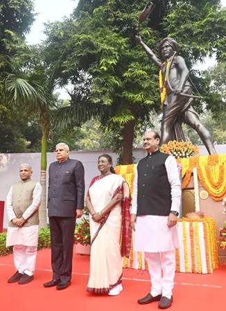 President of India pays floral tribute to valiant freedom fighter Birsa Munda in Parliament