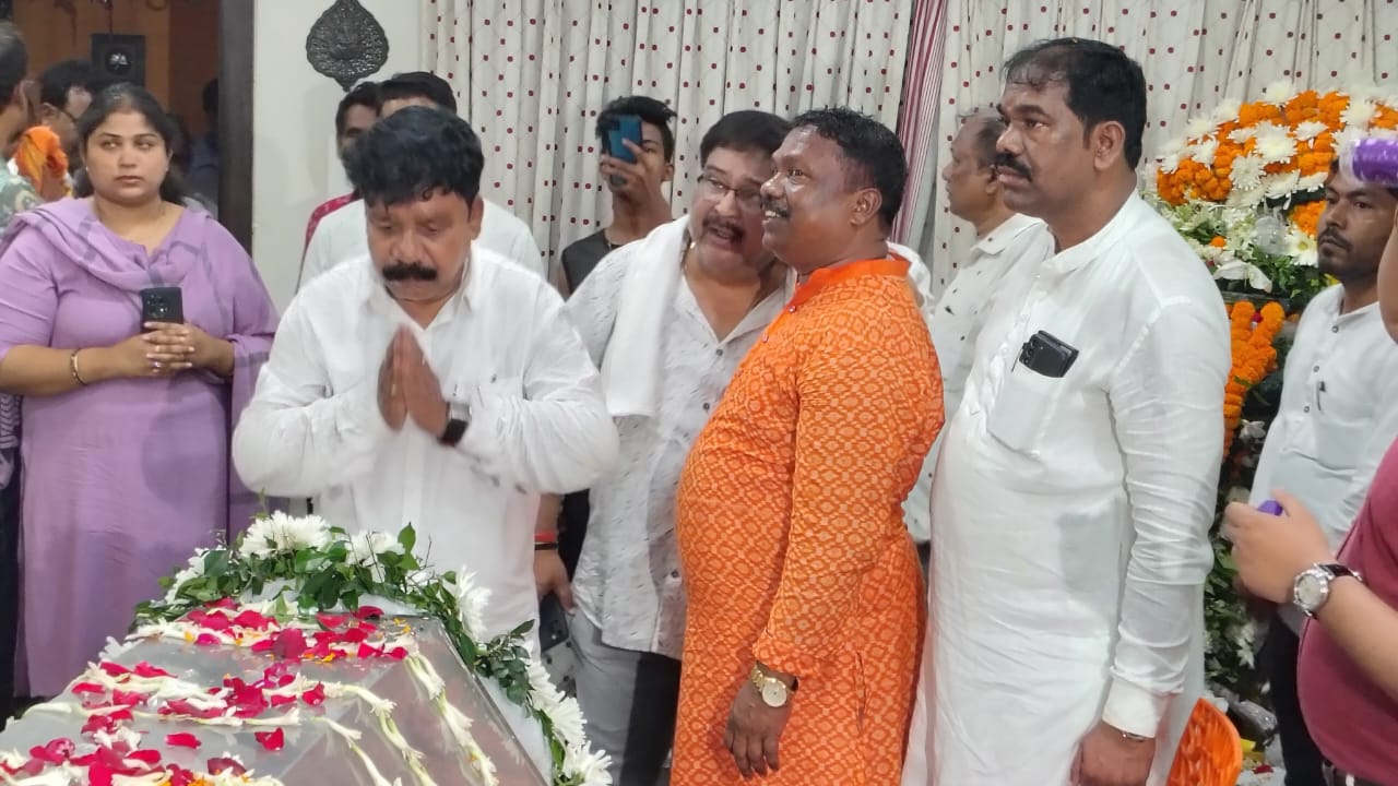 Dr. Debendra Pradhan accorded guard of honour at Bhubaneswar Airport