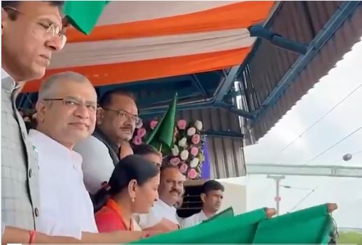 Railway Minister Vaishnaw flags off three new Express Trains from Bhavnagar  